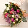 Buchet de liliac, ranunculus, anemone, lalele