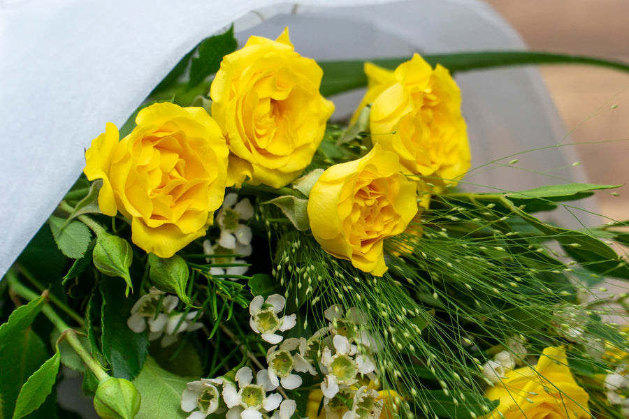 Detaliu floral cu trandafiri galbeni