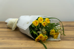 Detaliu floral cu trandafiri galbeni