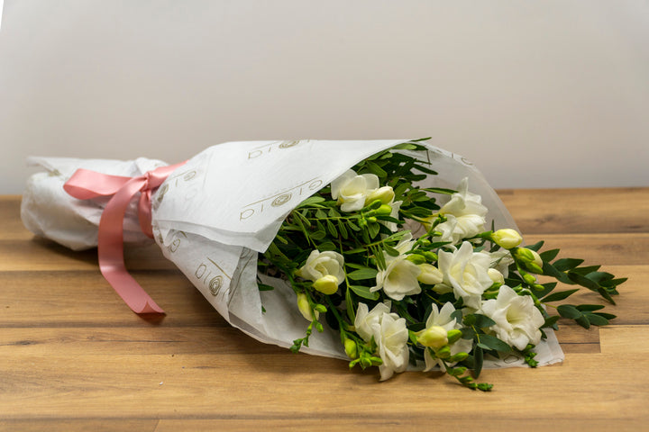 Detaliu floral cu frezii