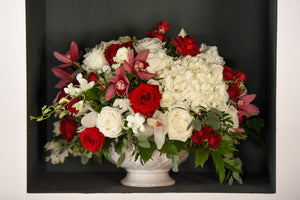 Aranjament clasic cu hortensii, orhidee si trandafiri rosii