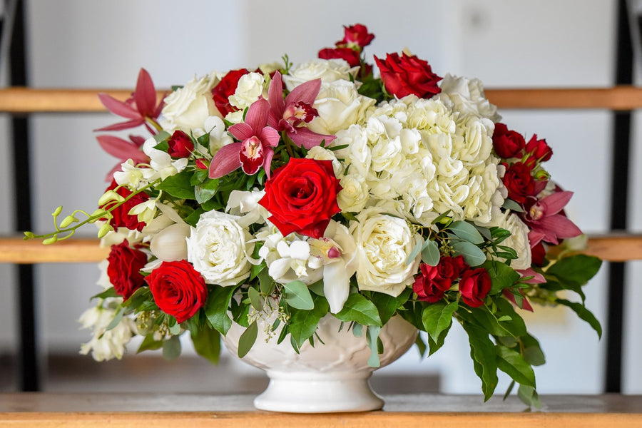 Aranjament clasic cu hortensii, orhidee si trandafiri rosii