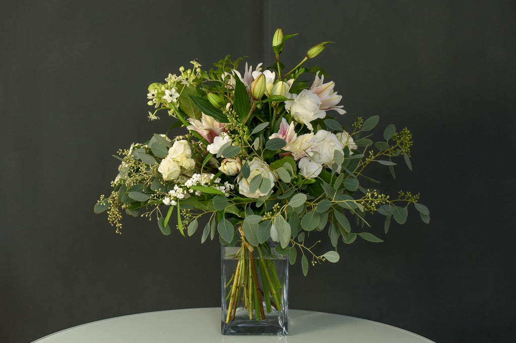 Buchet de crini si trandafiri
