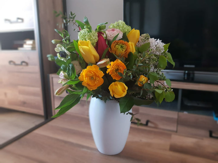 Buchet de primavara - ranunculus si liliac