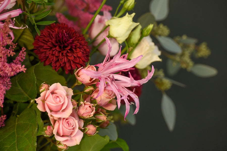 Buchet de trandafiri, skimia si nerine